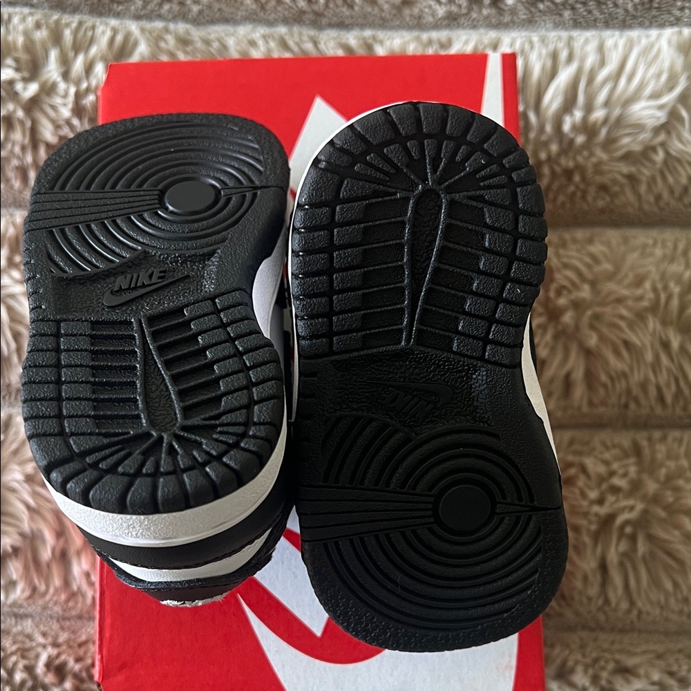 Nike Kids Black and White Low-Top Sneakers - Picture 3 of 5